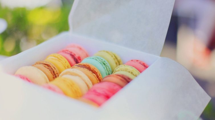 Kotak snack mini berisi kue warna-warni