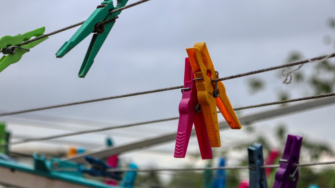 keranjang laundry dan pakaian di tali jemuran