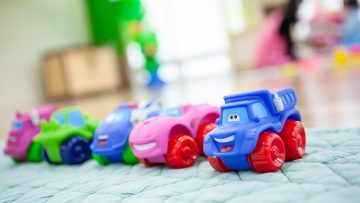 5 Kesalahan Merapikan Mainan Anak yang Bikin Rumah Berantakan Lagi Besoknya