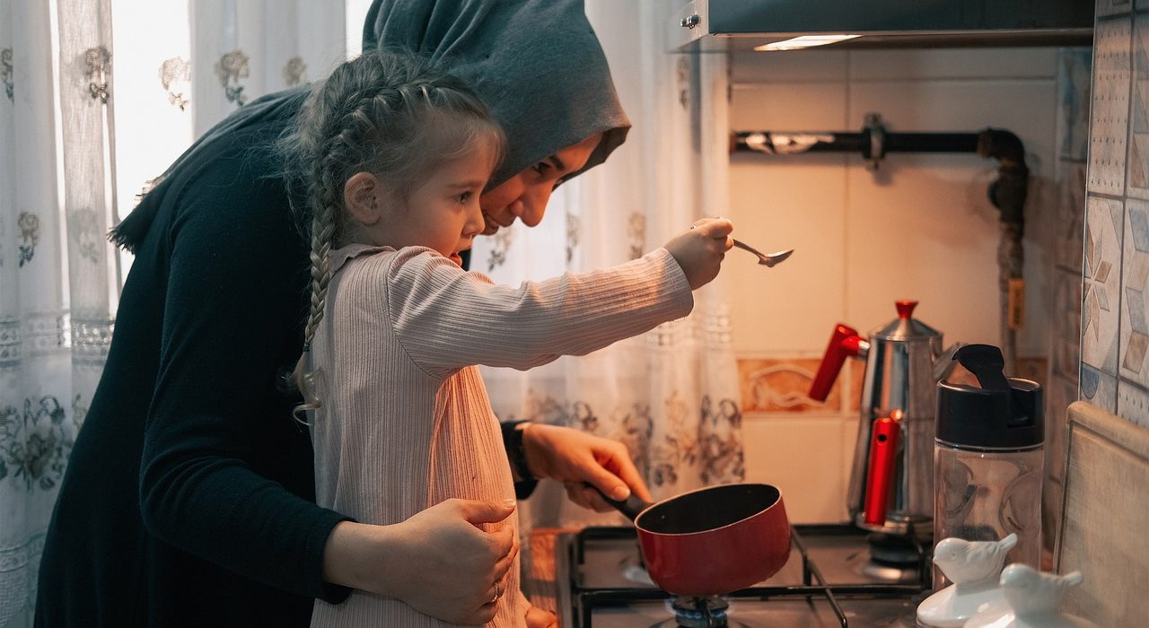 Ibu dan anak menyiapkan kebutuhan bersama di dapur