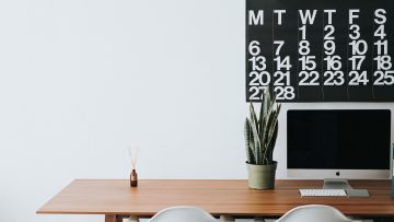 Menjual Produk Digital atau Produk Fisik di Usaha Rumahan? Perbandingan Jujur Keduanya