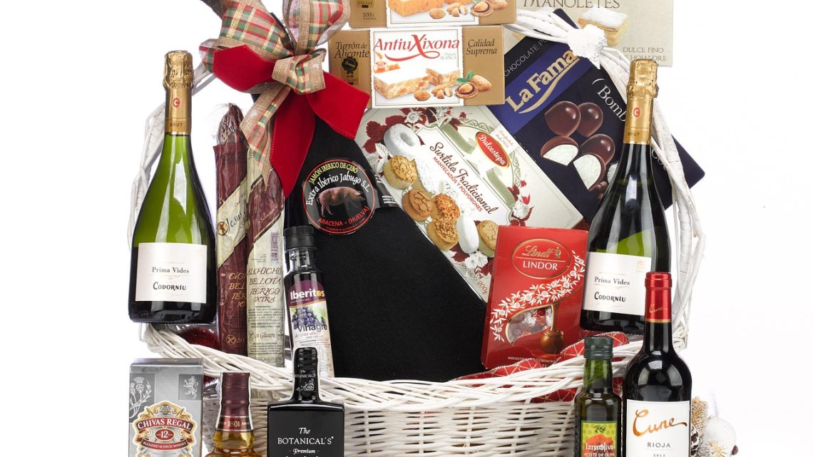 kotak hampers hadiah berisi snack