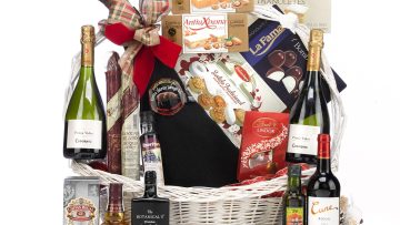 kotak hampers hadiah berisi snack