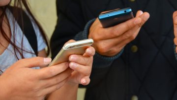 membalas pesan chat pembeli lewat smartphone