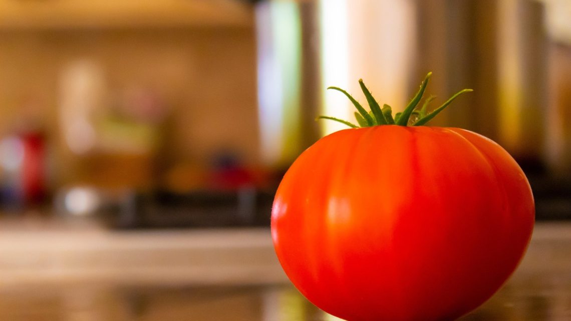 Dapur rumah rapi dengan buah di meja