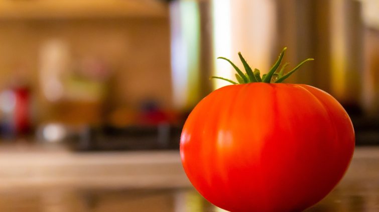 Dapur rumah rapi dengan buah di meja