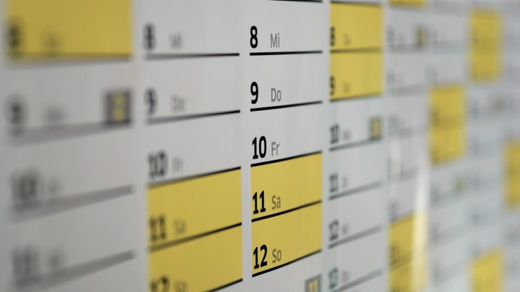 Kalender perencanaan mingguan keluarga di meja